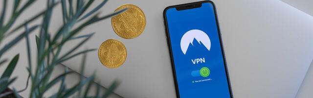 NordVPN op een smartphone met Bitcoins ernaast