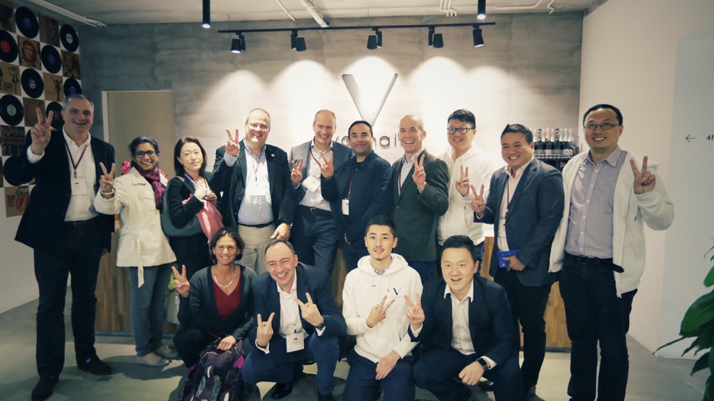 Plaatje van het team van VeChain (VEN) met een deleagtie vanuit PricewaterhouseCoopers