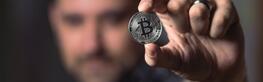 Man die een Bitcoin vasthoudt