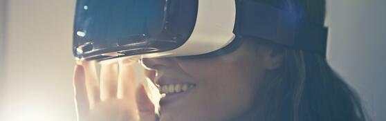 Vrouw met virtual reality bril op