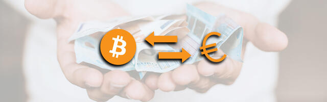 Uitwisseling van Bitcoin voor euro met op de achtergrond twee handen die geldbiljetten vasthouden