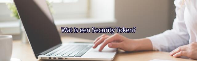 De tekst: Wat is een Security token? met en vrouw op de achtergrond die de laptop bedient.