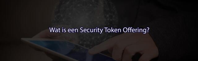 Wat is een security token offering? Met een donkere achtergrond waar iemand met een tablet bezig is.