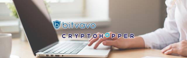 Bitvavo en Cryptohopper logo's met een laptop op de achtergrond