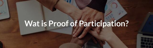 Mensen die als een team handen op elkaar leggen met daarvoor de tekst "Wat is proof of participation?"