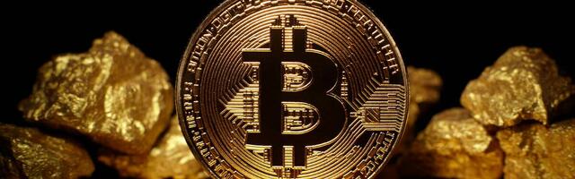 Fysieke Bitcoin munt en goud, met een duistere achtergrond.