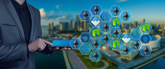 Plaatje waarop de logo's te zien zijn van alle cryptoplatformen waarop je gemakkelijk smart contracts kan bouwen