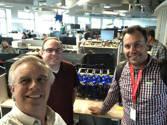 Team RavenCoin, van links naar rechts Bruce Fenton, Jesse Empey en Tron Black