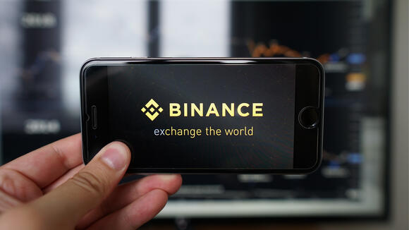 Telefoon met Binance op het scherm geschreven