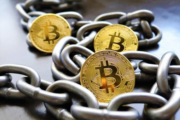 Bitcoin munt met ketting
