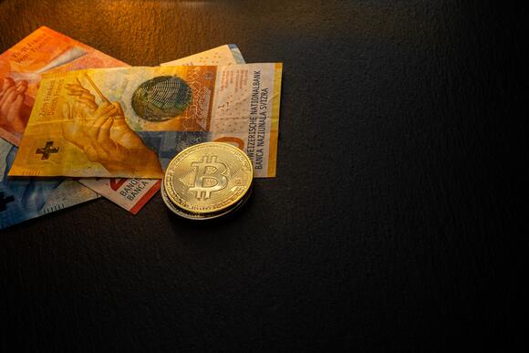 Bitcoin met Euro biljetten