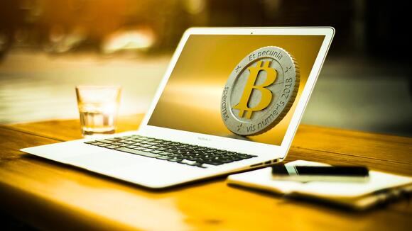 Laptop screen met Bitcoin logo
