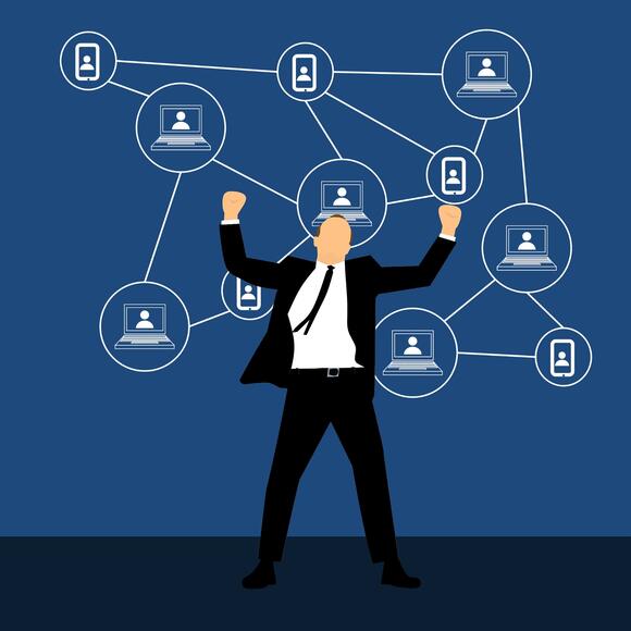 Man die voor een grafische blockchain staat te juichen