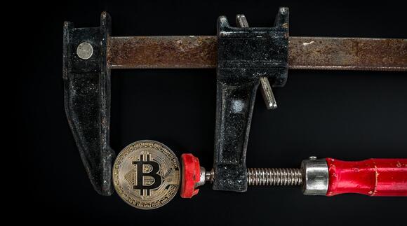 Bitcoin in schroefbank ingeklemd