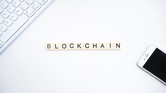 Blockchain met scrabble letters geschreven