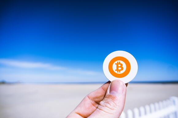 Bitcoin chip op zonnig strand