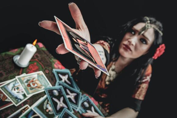 Waarzegster met tarot kaarten