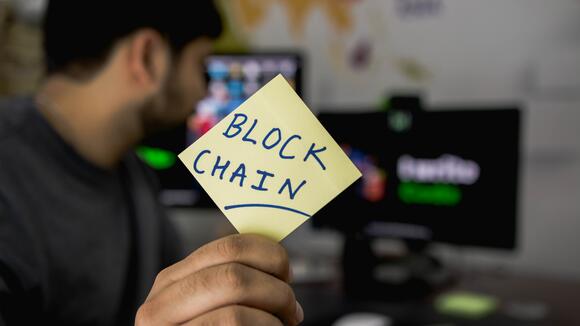 Blockchain geschreven op sticky note