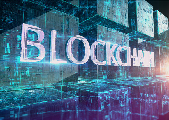 Blockchain in woorden geschreven met blokken in de achtergrond