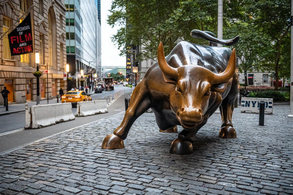 Standbeeld van stier bij de beurs op Wall Street in New York City