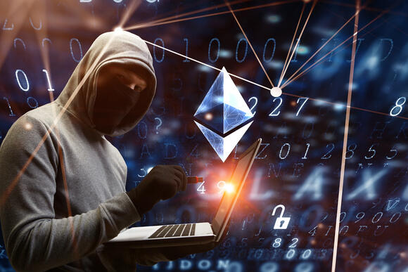 Hacker met computer en ETH logo