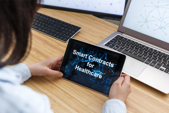 Tablet met tekst over smart contracts voor de gezondheidszorg