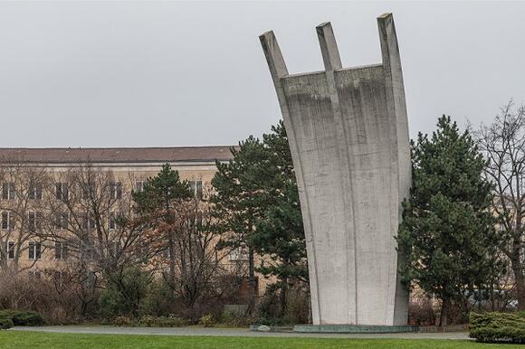 Monument van de Berliner Luftbrücke in Tempelhof.
