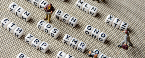 De tickers van altcoins met blokjes geschreven