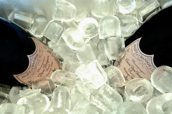 Twee flessen Dom Pérignon champagne op ijs