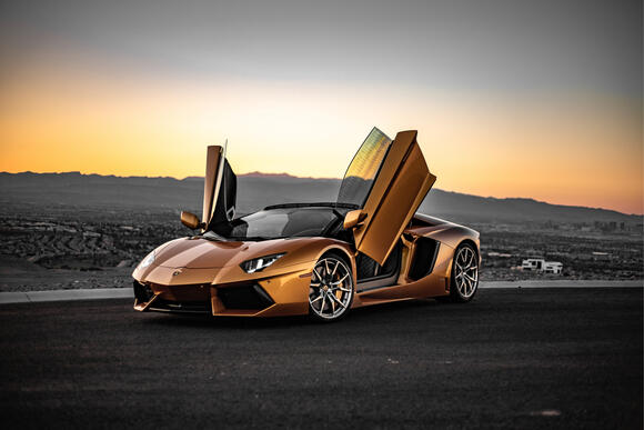 Een Lamborghini Aventador met open deuren tijdens zonsondergang in Las Vegas, Nevada