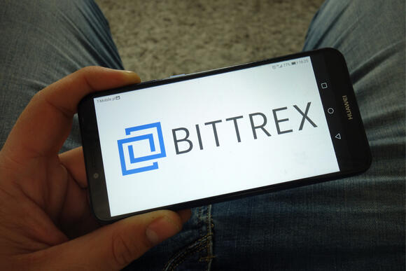 Mobiel met Bittrex naam en logo op het scherm