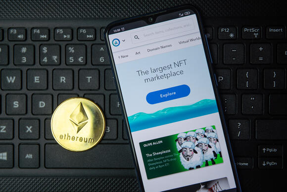 De website van OpenSea.io naast een Ethereum-munt