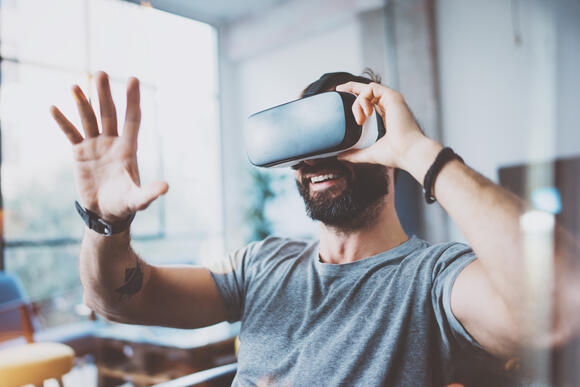 Een man geniet van de virtuele realiteit