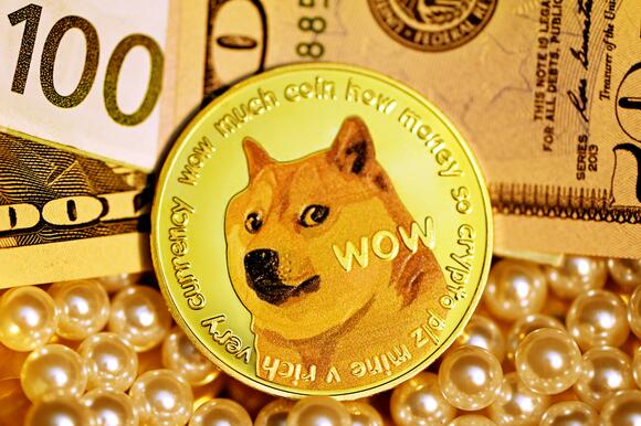 Het logo van Dogecoin op een munt, met op de achtergrond parels en biljetten.