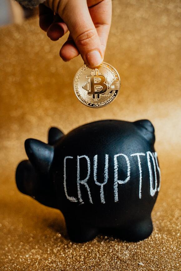 Cryptospaarpot waar een Bitcoin munt in gaat.