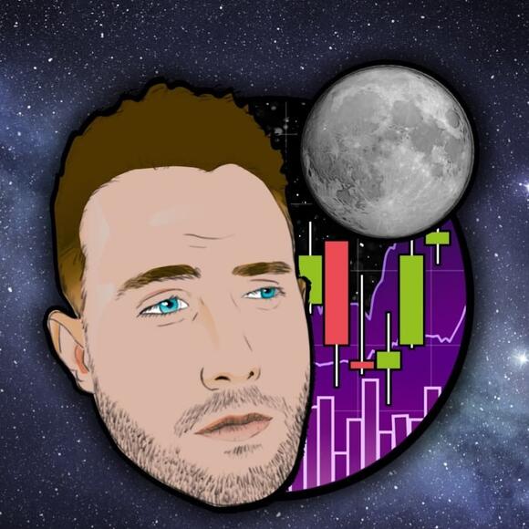 het hoofd van EllioTrades, met daarbij de maan en een chart.