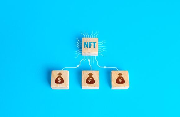 Een weergave van geld verdienen met NFTs, op een lichtblauwe achtergrond.