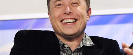 Elon Musk lachend op de foto