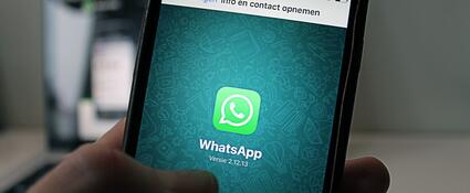 WhatsApp logo op een smartphone
