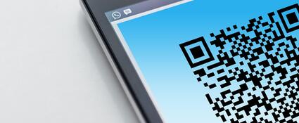 Telefoon met een QR code hierop afgebeeld