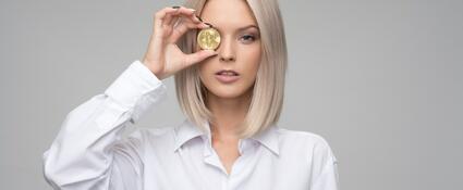 Vrouw met bitcoin