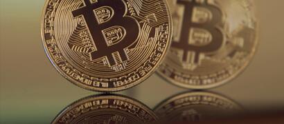 Twee Bitcoinmunten met weerspiegeling