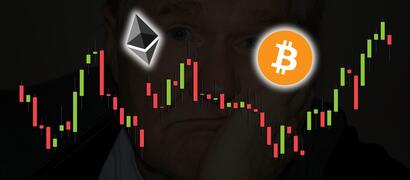De koers van Bitcoin en Ethereum afgebeeld voor een man die zich verveeld