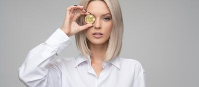 Vrouw met bitcoin